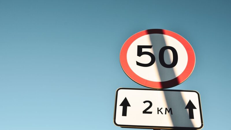 Cu 53 km/h într-o zonă de 50 km/h nu intră automat marja radarului. Limita legală rămâne cea de pe indicator